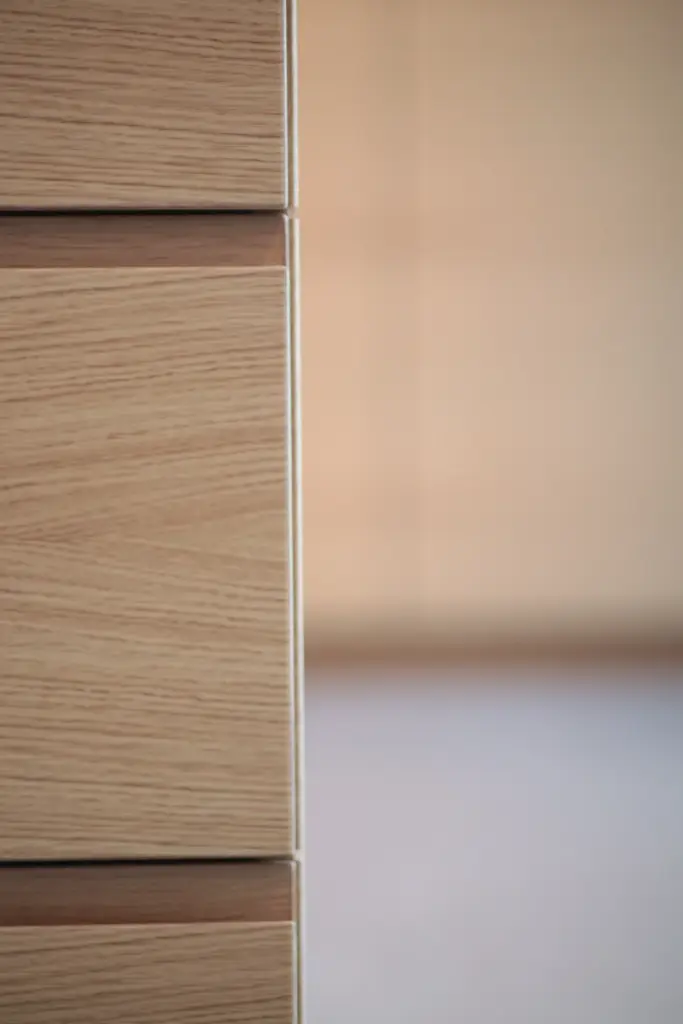 Ein Holzelement vor einem braunen Hintergrund